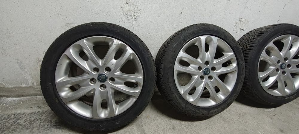 Зимни гуми Vredestein с джанти r17 5x108 за Jaguar