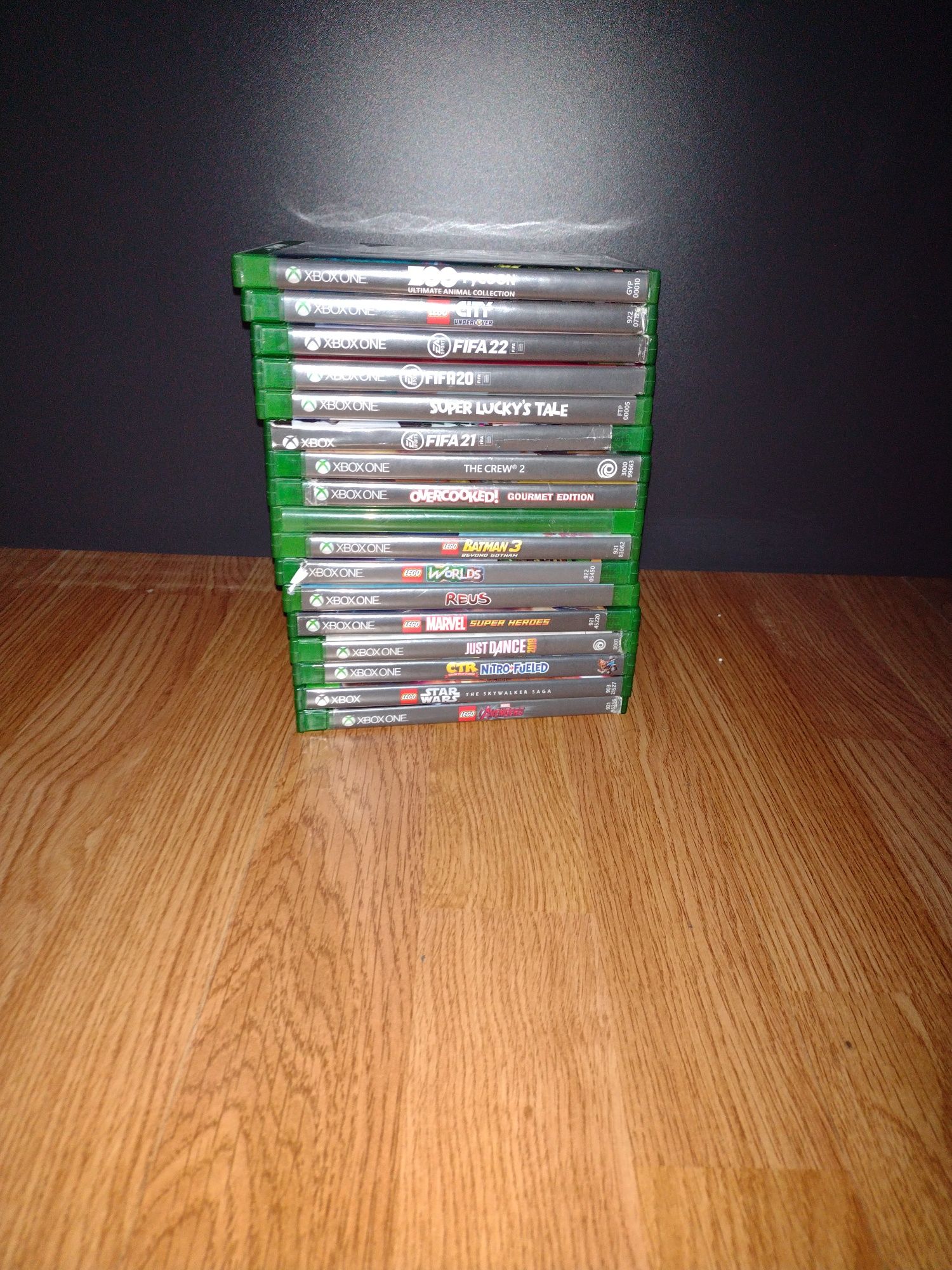 Vând jocuri pentru Xbox one la diferite prețuri