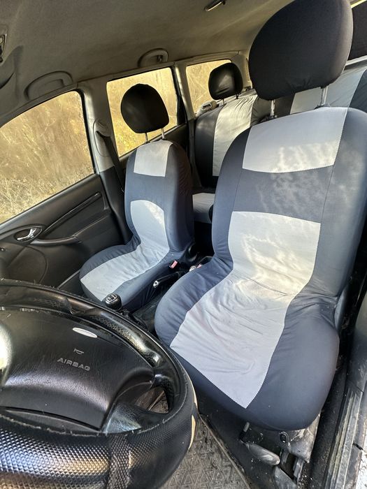 Vand Ford focus pentru  dezmembrare an 2001