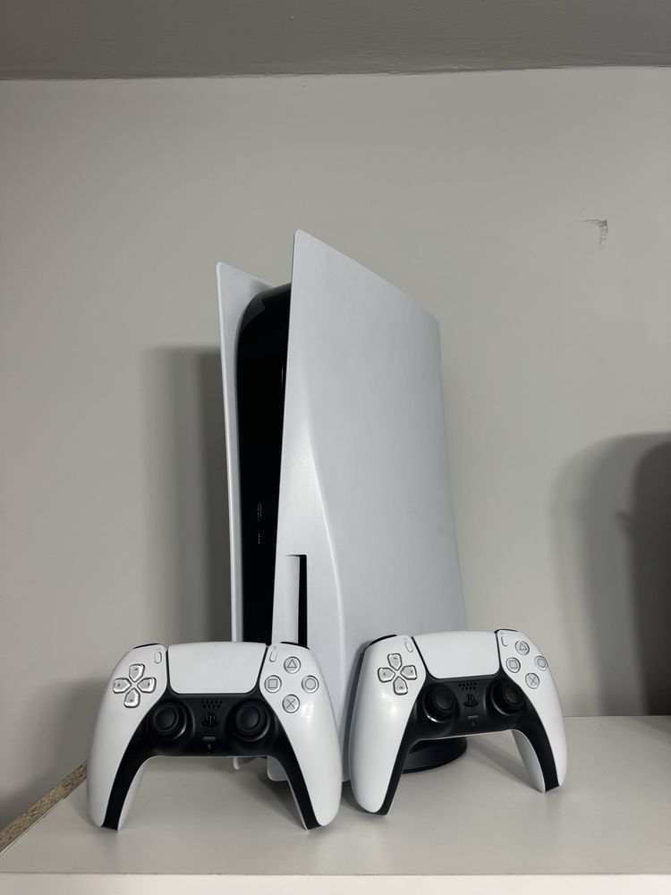 Продается playstation 5 с 2 джостиками и играми