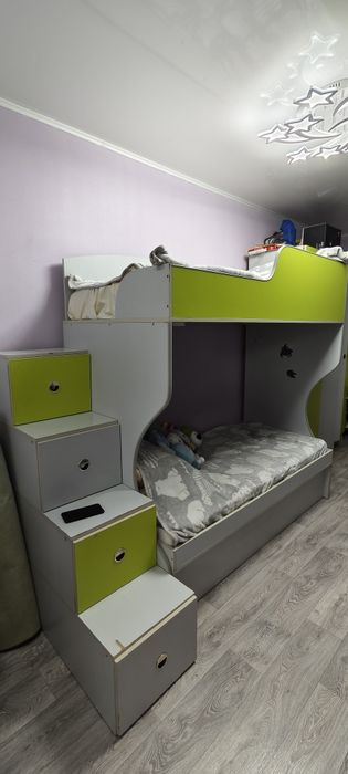 Двухъярусная кровать стол и шкаф