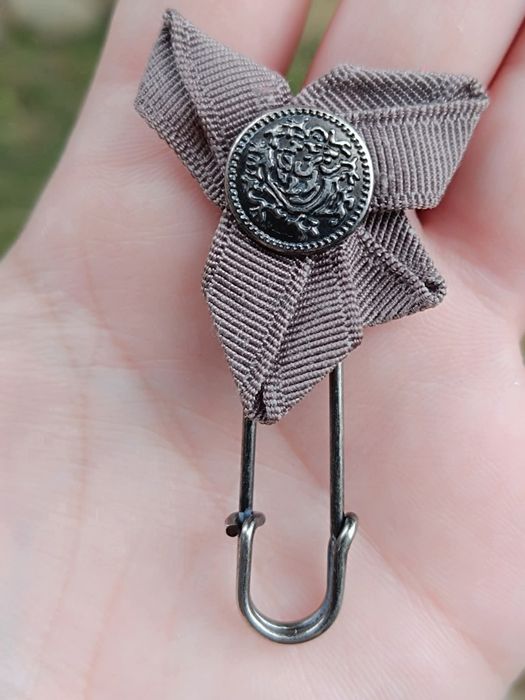 Brose tip ac de siguranta, din metal argintat, cu ornament celtic