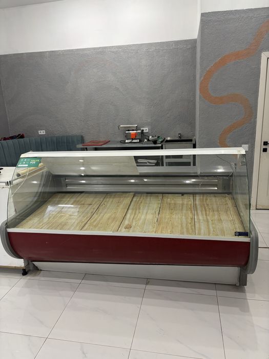 Витринный большой холодильник