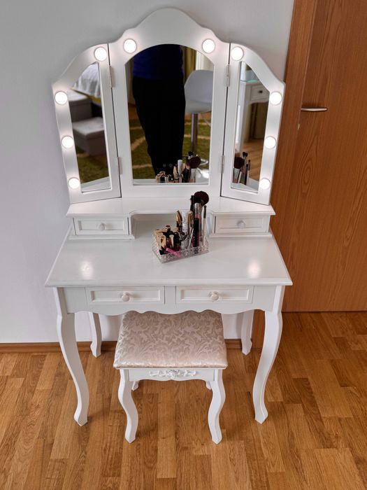 Set masa de toaleta pentru machiaj cu sertare oglinda si lumina led