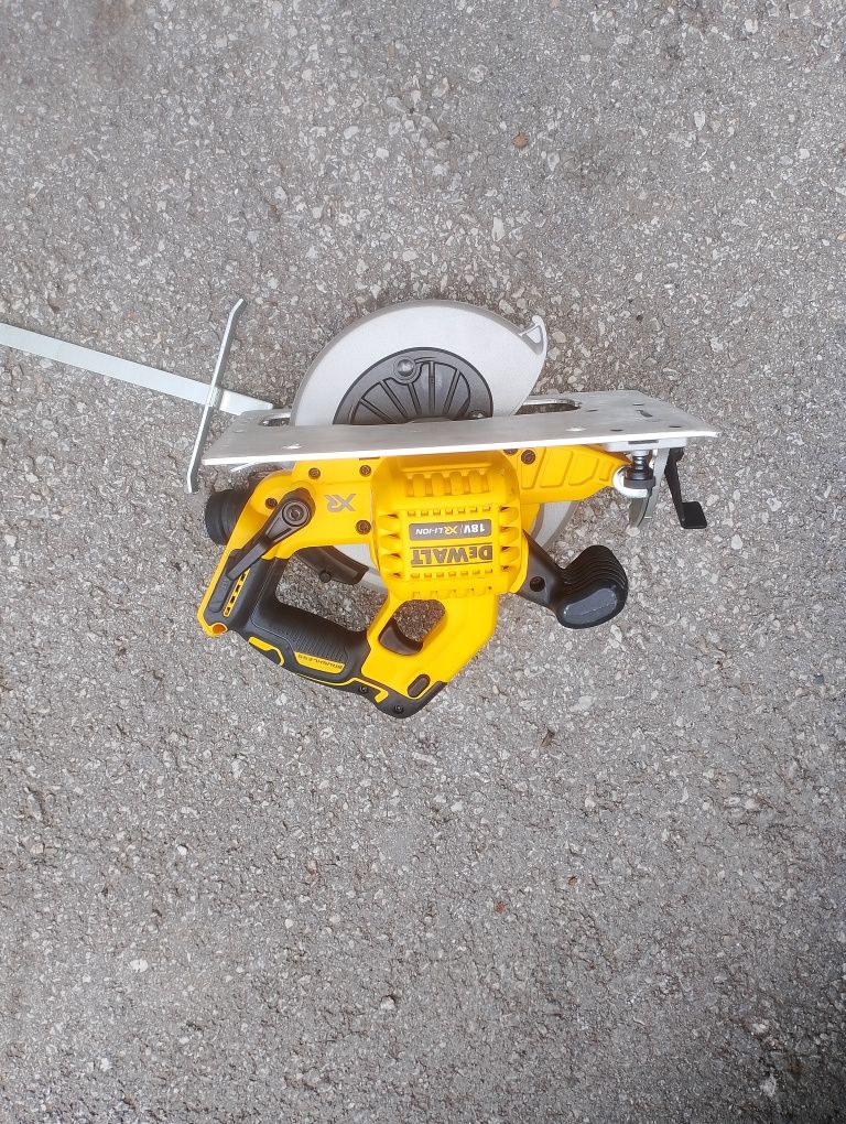 Безчетков циркуляр DeWalt 18волта