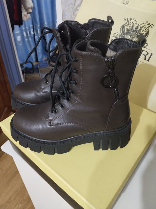 Продам зимние ботинки на шнуровке.