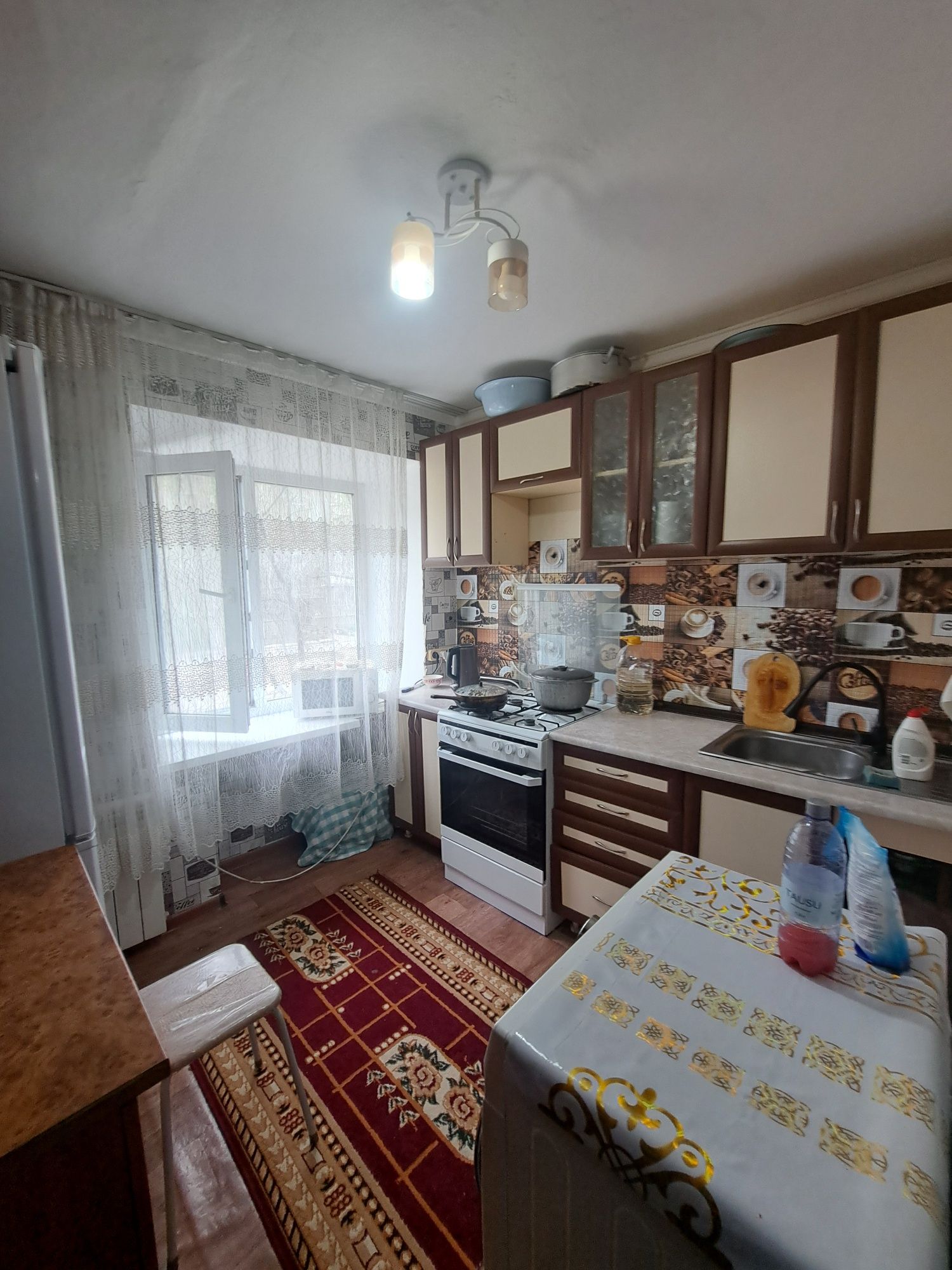 Продаём двухкомнатную квартиру возле "Пассажа "