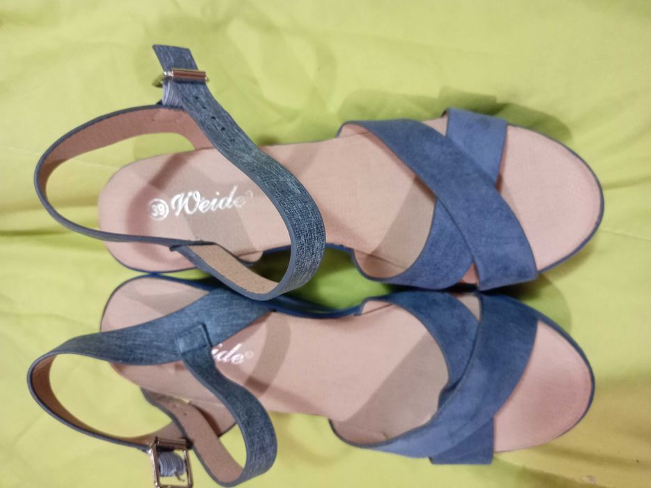 Сини италиански сандали на платформа и черни лачени обувки GABOR