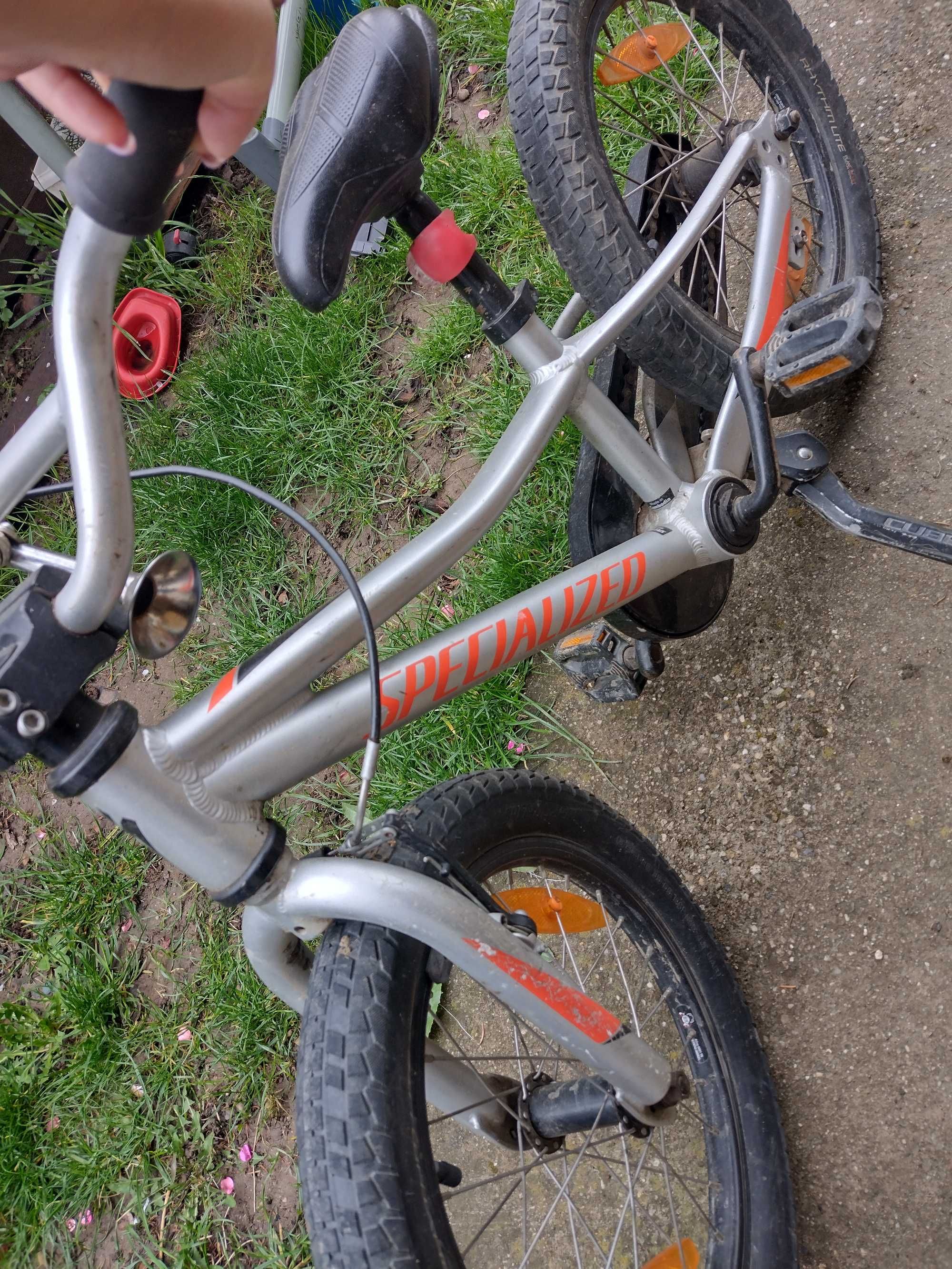 Specialized 16  с помощни гуми