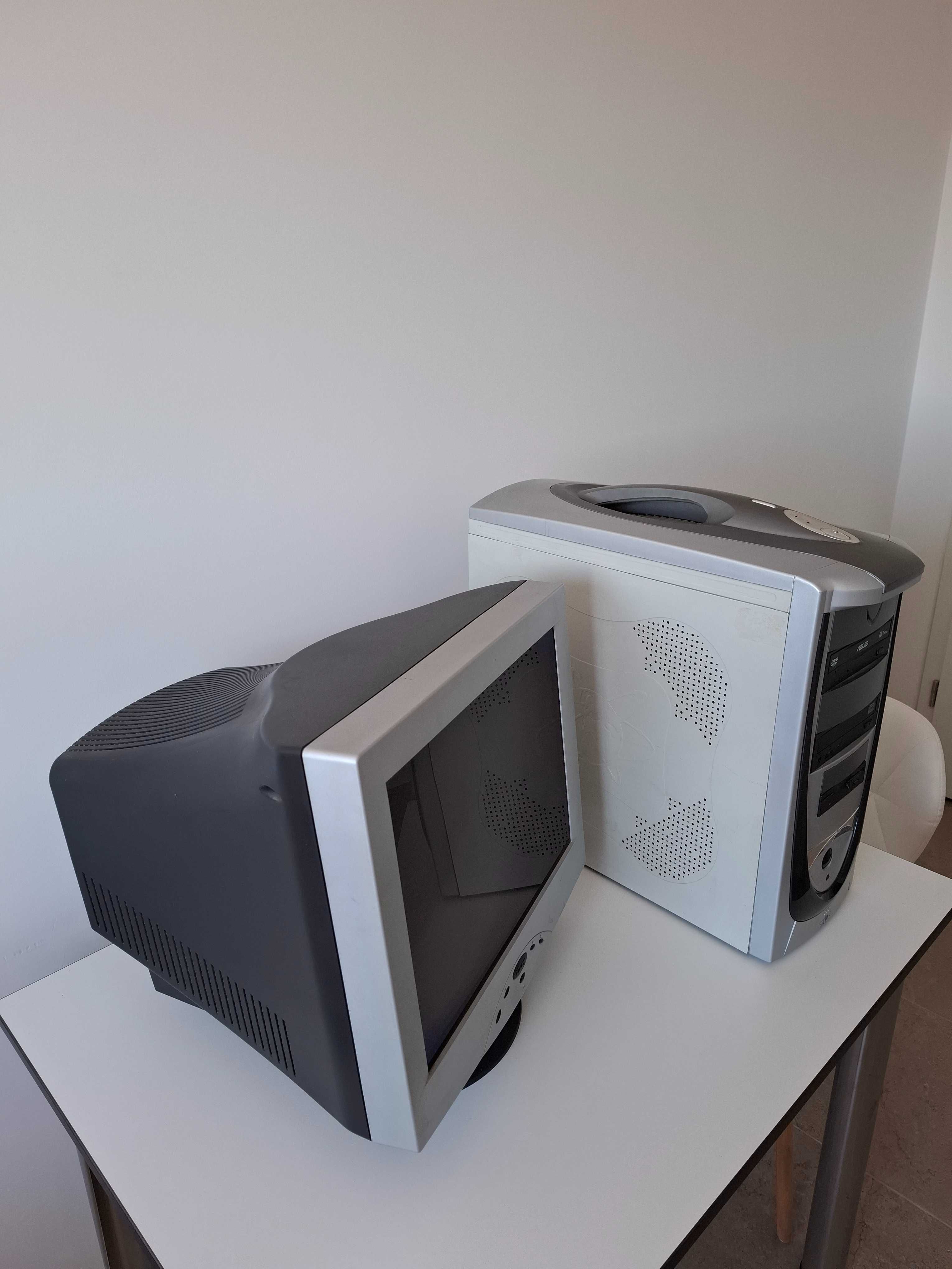 Vand PC vechi AMD Athlon XP 1GB DDR1 nVidia FX5200 monitor CRT 15.4"