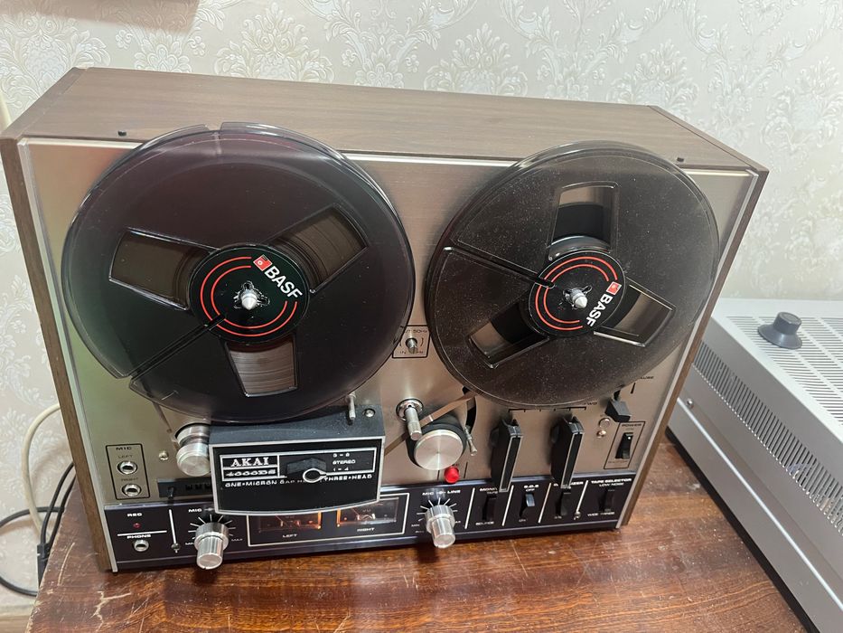 Vintige magnetofon akai 4000 DS