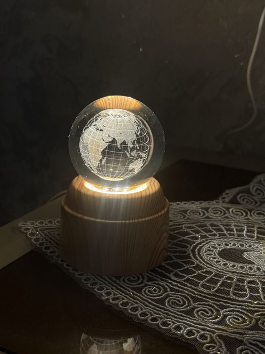 Ер шари тасвирланган 3D гравировка қилинган кристалл шар