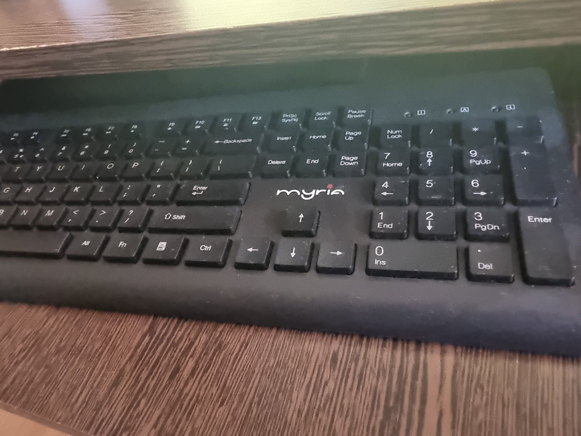 Vând Unitate  calculator ASUS și  tastatura Mirya