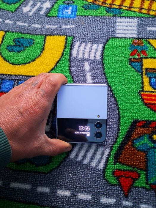 Vând Samsung Z Filp4