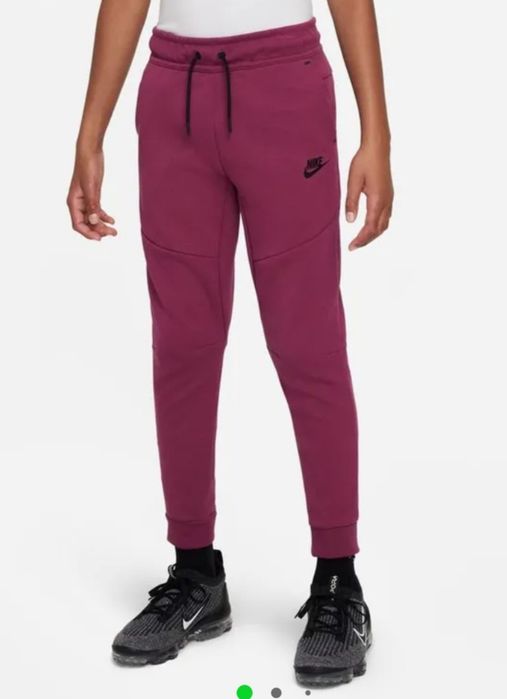 Оригинално долнище на Nike Tech! 128-137.см.