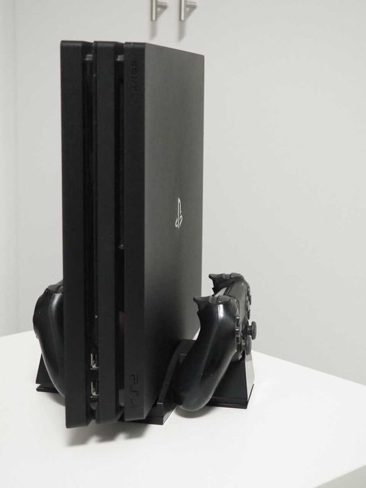 Vand PS4 Pro 1 TB (2manete) + Stand