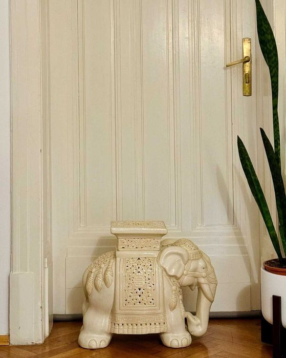 Керамична поставка / табуретка във формата на слон