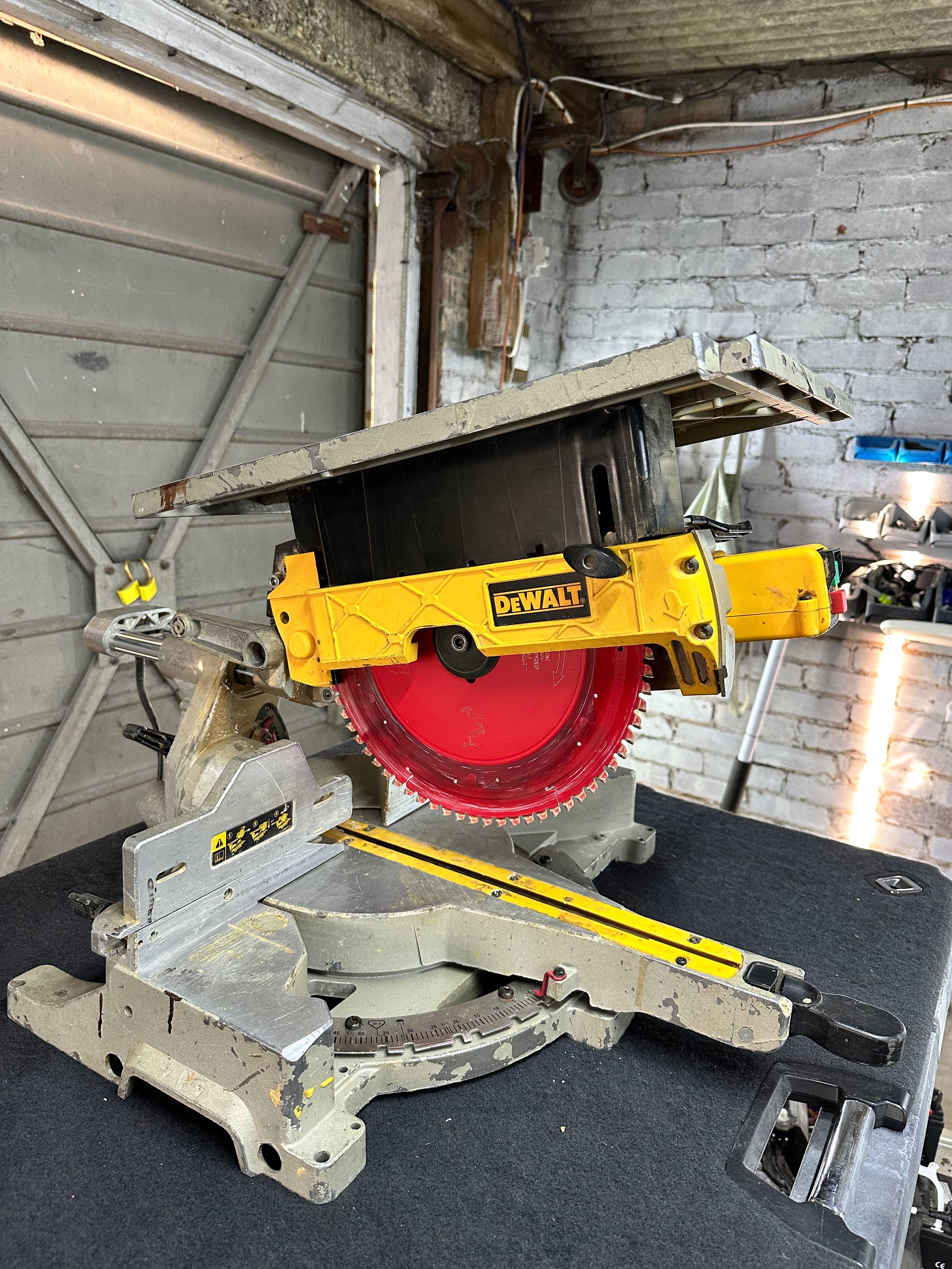 Потапящ циркуляр с герунг DeWALT D27111 305mm