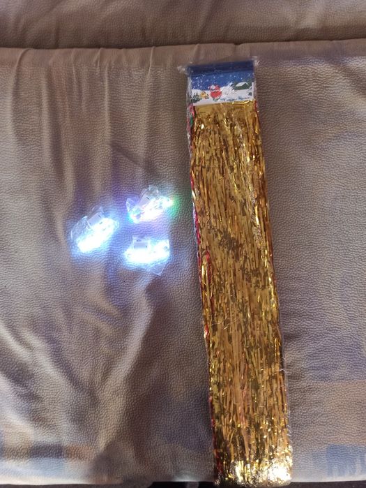 Новогоднии украшения , герлянда , дождь, и мишура