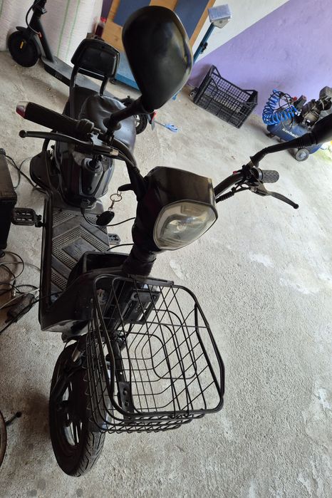 Vând Scuter Electric cu Pedale.