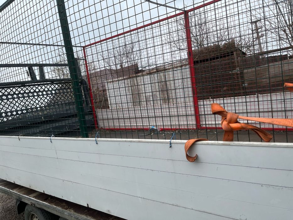 Lada sprinter lungime 4,20 metri  lățime 2,20 metri