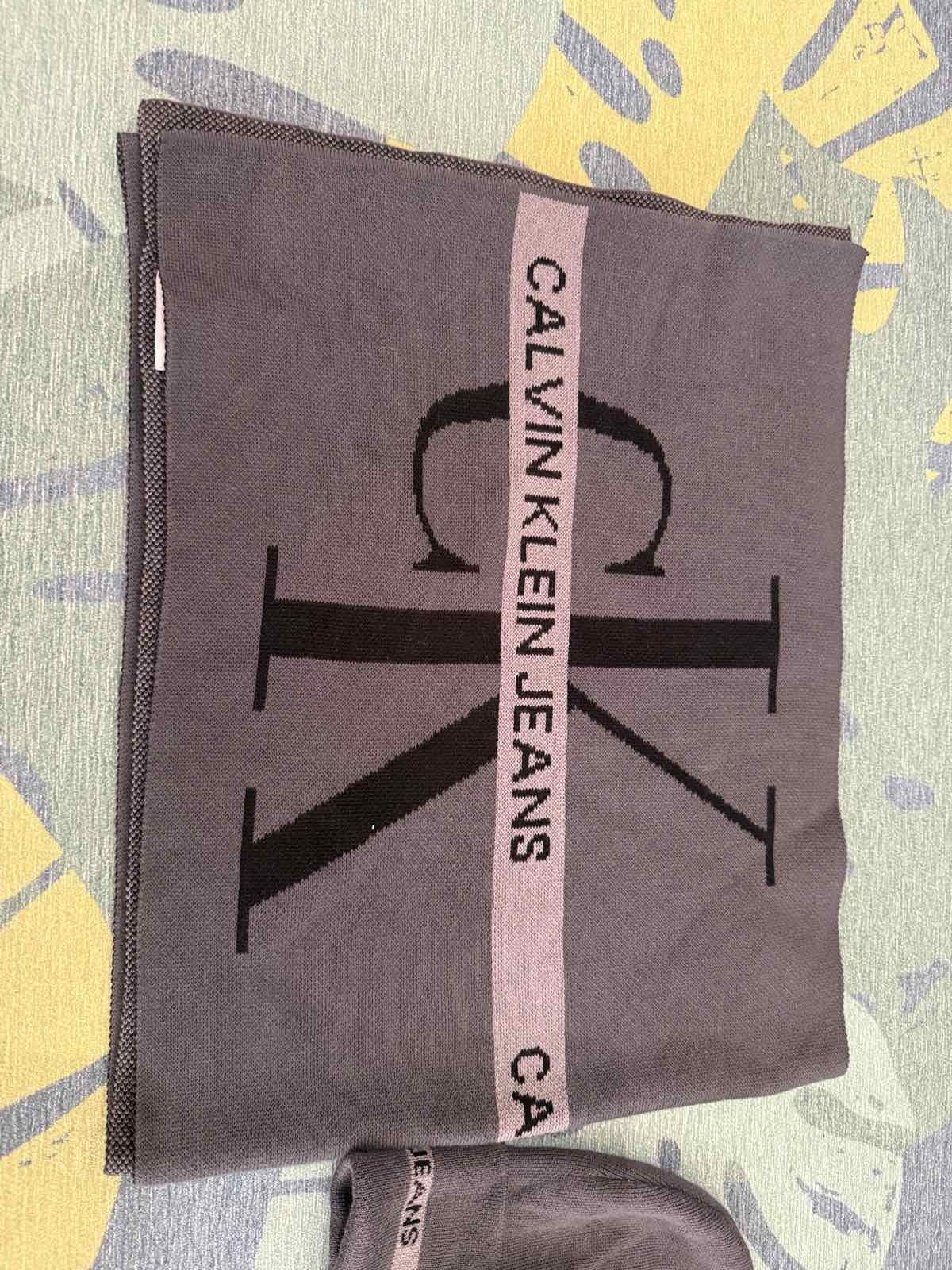 Подаръчен комплект Calvin Klein Jeans - шапка+шал