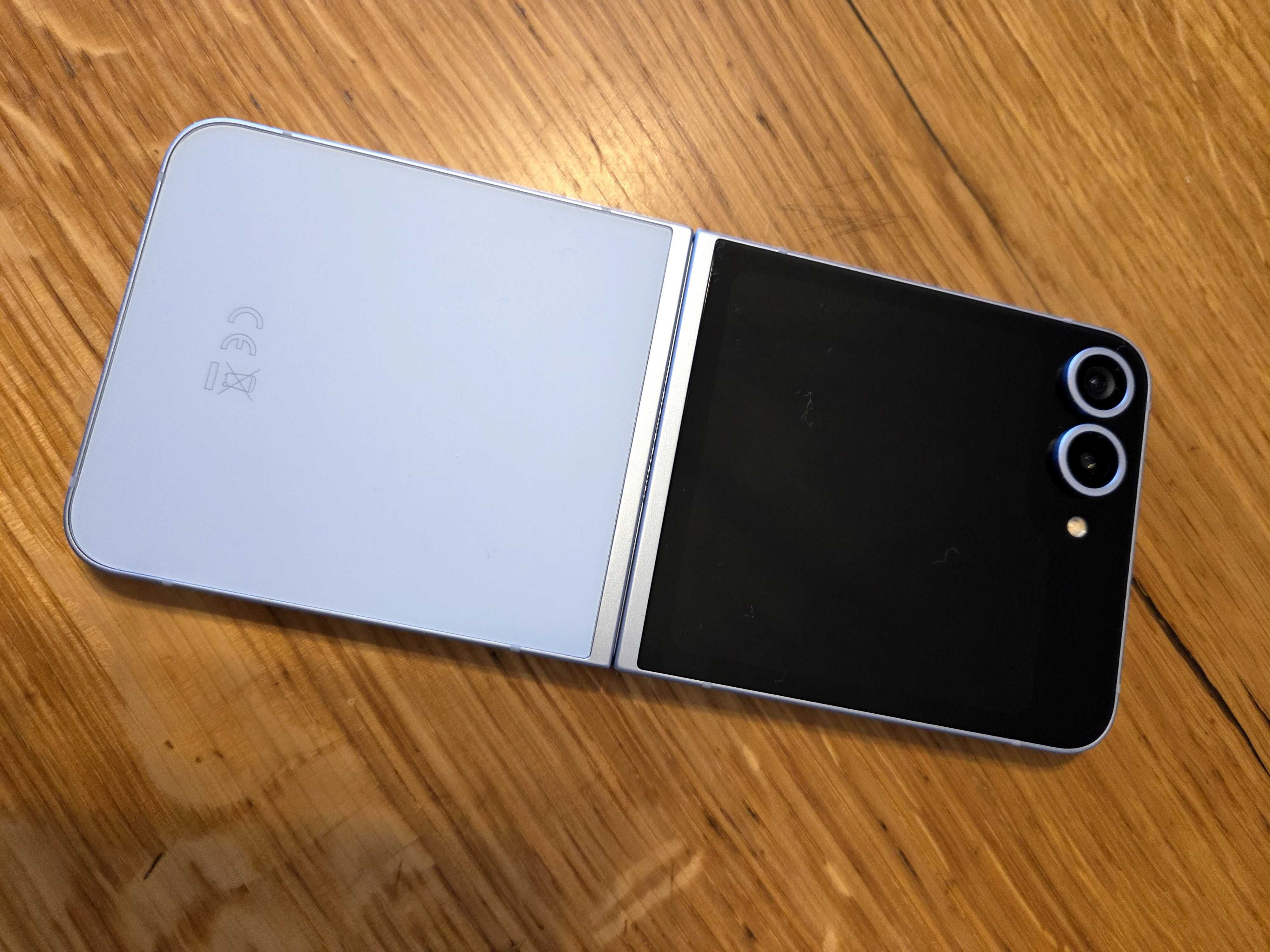 Vând Samsung Galaxy Flip 6, culoare Ice Blue, garantie 2 ani