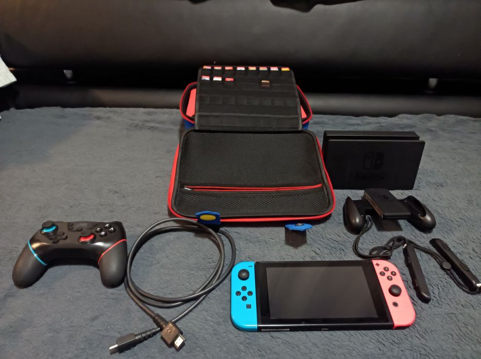 Nintendo switch cu geanta de transport și 8 jocuri