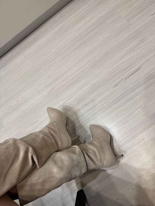 Велурени ботуши с ток