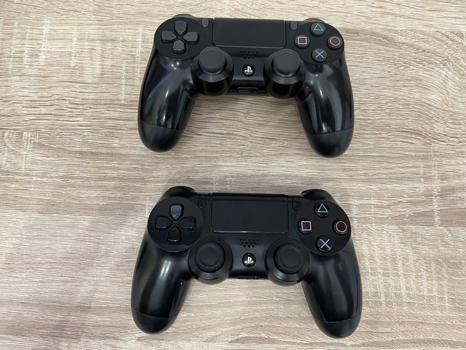 Playstation 4 cu 2 controllere si 8 jocuri