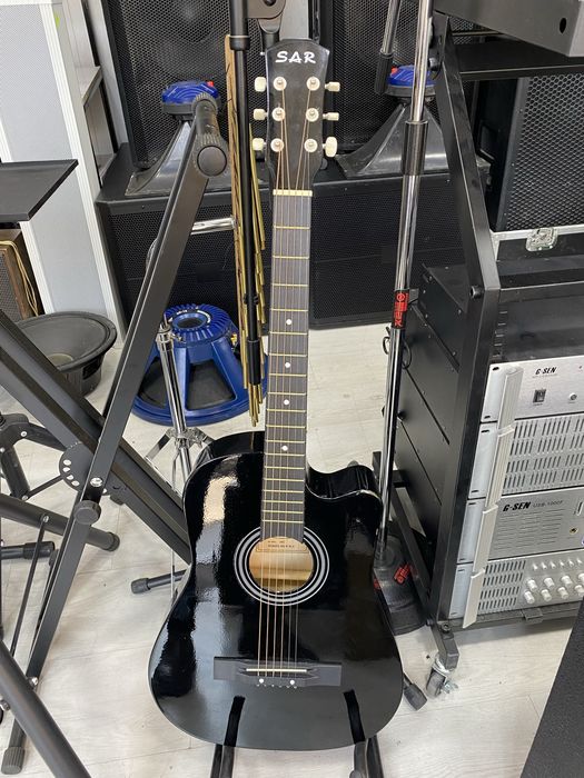 Gitaralar sotiladi holati yaxshi va idiyalni