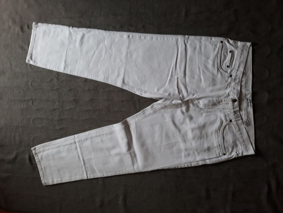 Vand urgent pantalon blugi noi,,firma John-Baner.