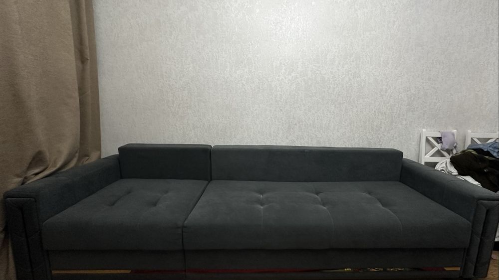 Диван темно синего цвета 3м, б/у пользовались  около полугода. Торг ум