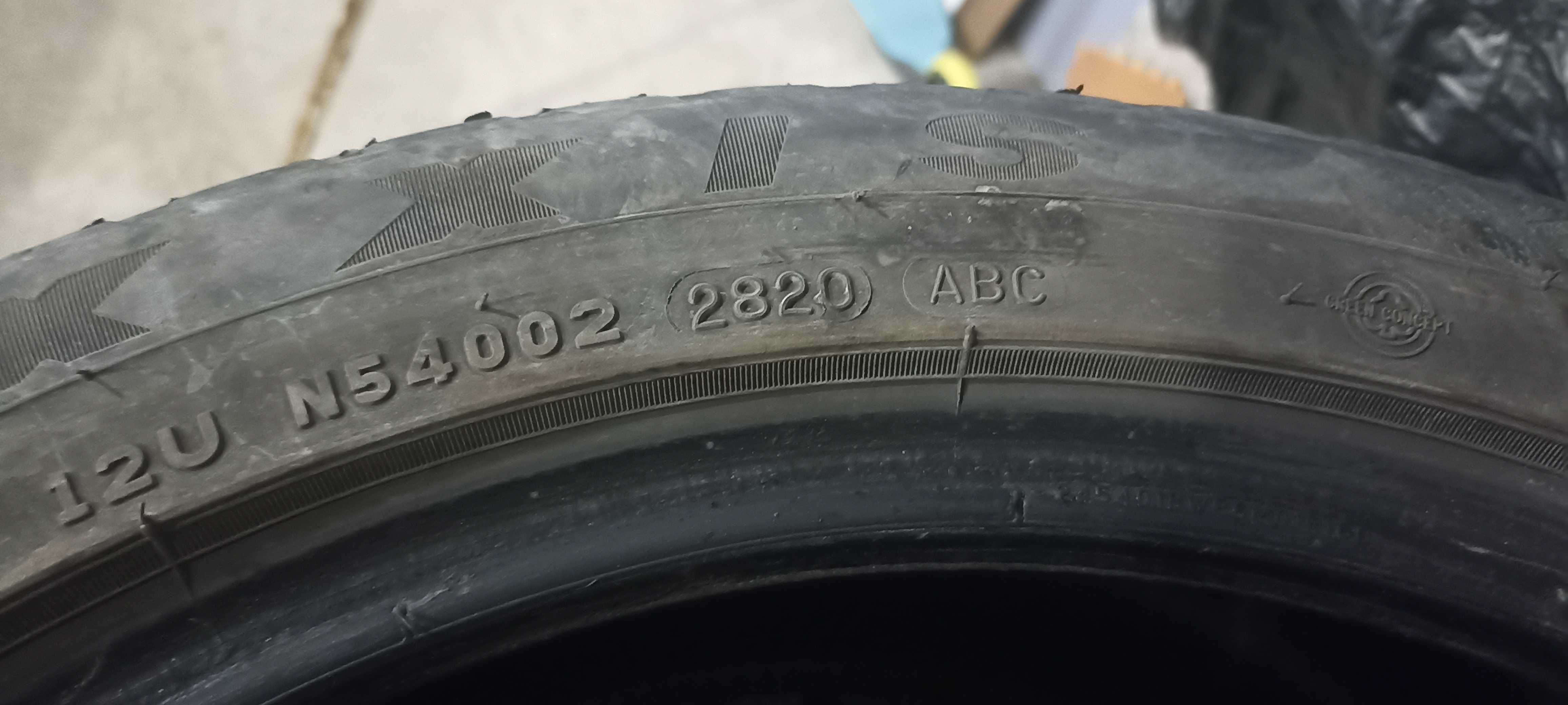 Maxxis 245/40/R18 зимни
