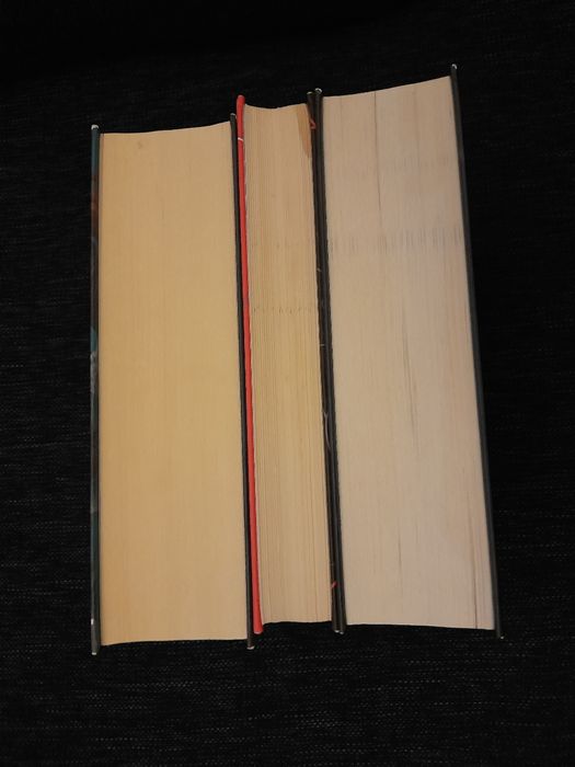 3 vol Regatul spinilor si al trandafirilor ( hardcover). Sarah J Maas