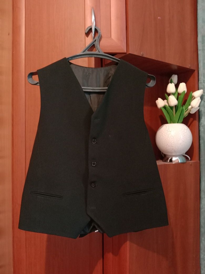 Комплект мужской: пиджак+жилет, чёрного цвета, отличного качества