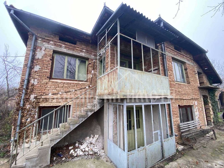 Двуетажна къща за ремонт в село Обединение