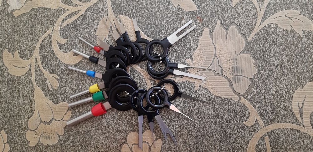 18 Инструмента .Тъй наречени пин екстрактори...