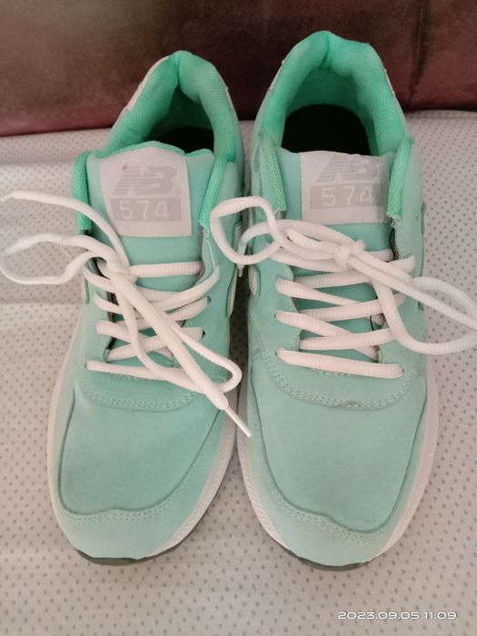 Кроссовки новые женские