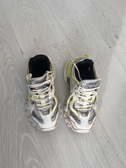 Balenciaga , носени са 1година