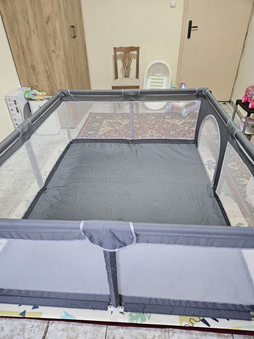 Голяма кошара за игра 180/150см. Има отвор с цип. От първи собственик.