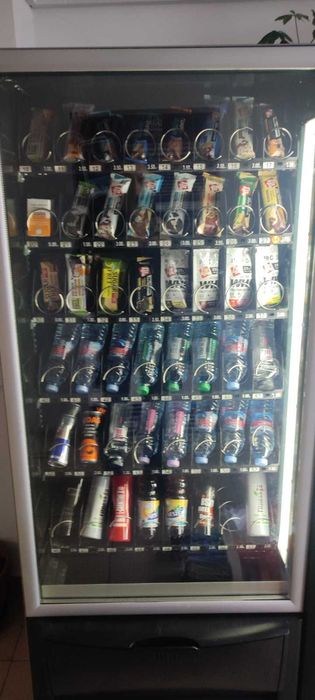 Вендинг машина за храни и напитки