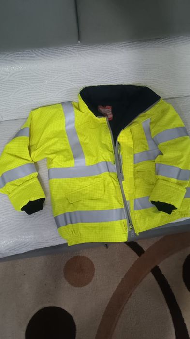 Geaca reflectorizanta pentru lucru,impermeabila ,multe buzunare.