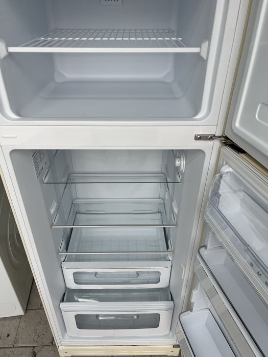 Хладилник Smeg цвят крем