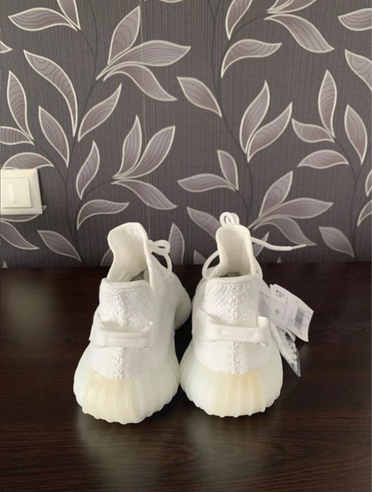 Yeezy 350 noi cu eticheta