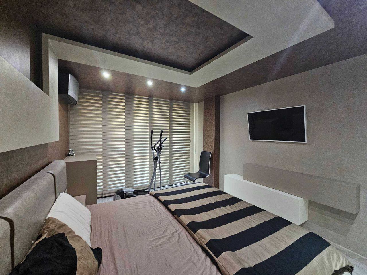 Продава се Тристаен апартамент в Пловдив, Младежки Хълм - 98 кв.м за 2439 €/кв.м - Снимка #1