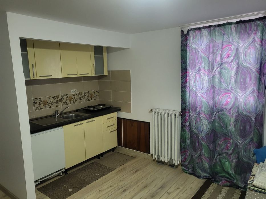 Închiriez garsonieră la casă