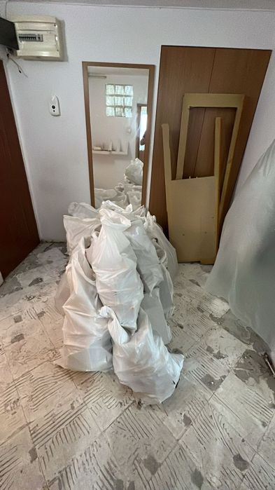 Evacuez moloz moluz saci deseuri gunoi demolari mobila debarasari