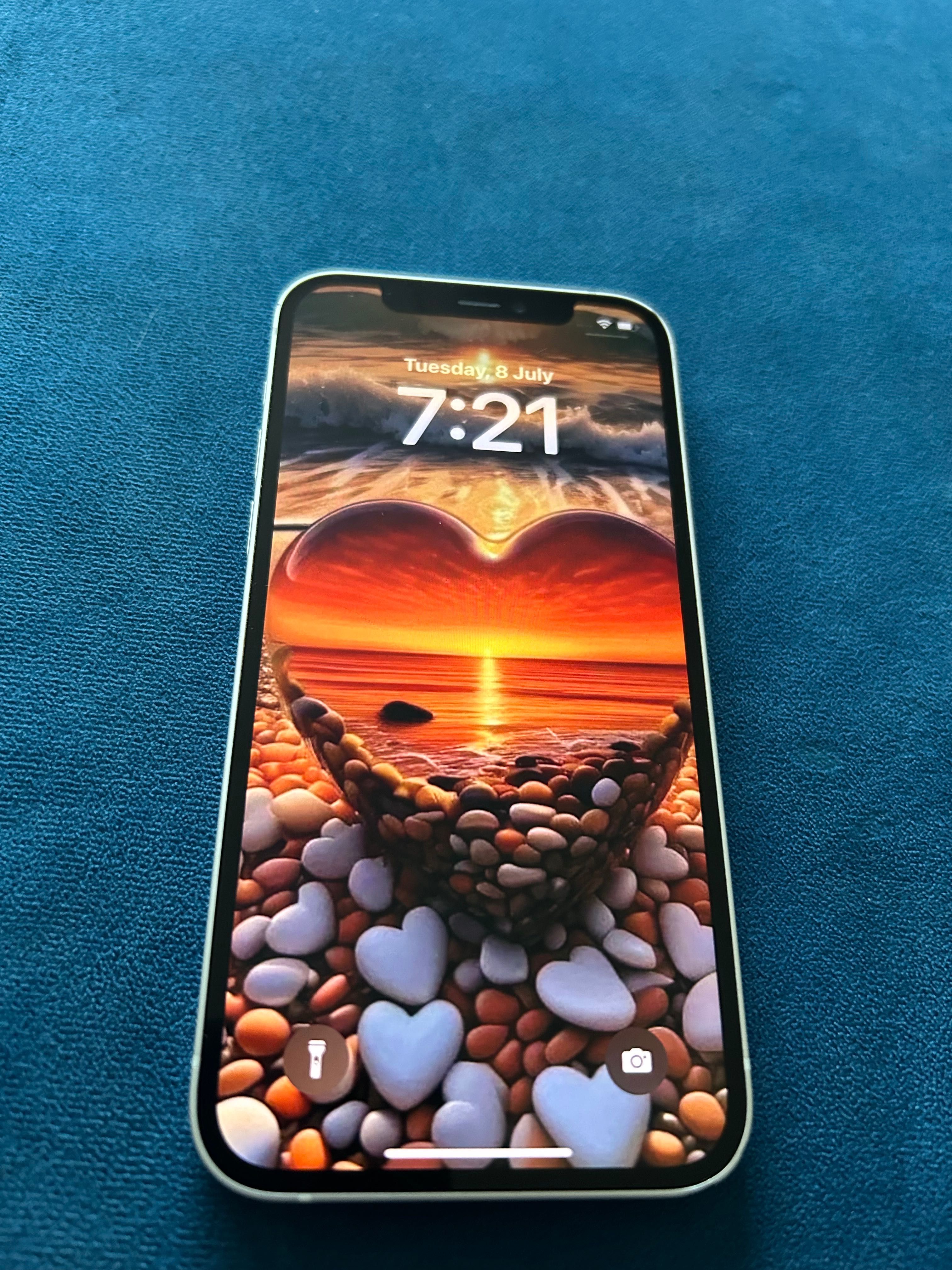 iPhone 12 64 GB бял