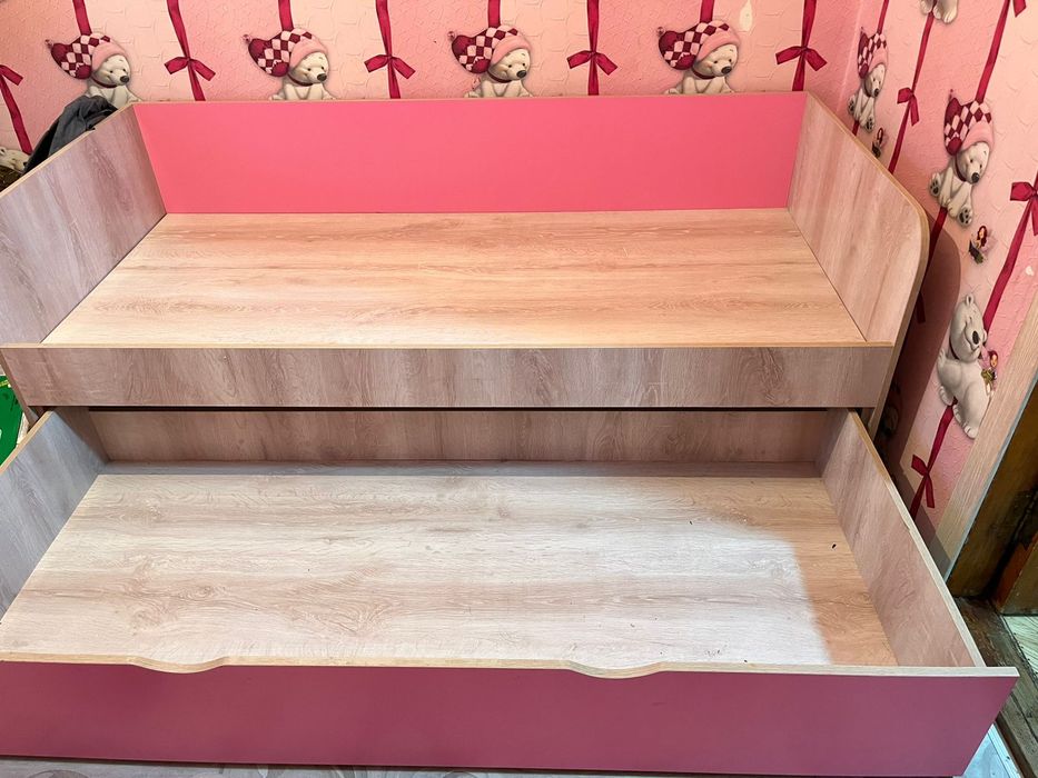 Две кровати в хорошем состоянии для девочек размер 2,10 м длина